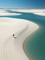 vrouw strand zand paradijs oceaan zee terug dar top visie golven stilte kalmte zen kalmte foto