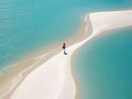 vrouw strand zand paradijs oceaan zee terug dar top visie golven stilte kalmte zen kalmte foto