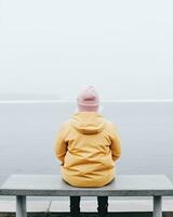 stijgende lijn meditatie stilte reflectie rust uit meer landschap stilte foto zen ontspanning eenzaam vrouw