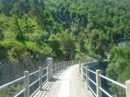 een metaal voetganger brug hieronder de hydro-elektrisch dam foto