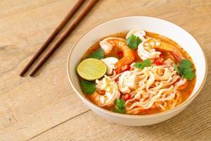instant noedels ramen in pittige soep met garnalen tom yum kung - Aziatisch eten