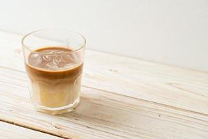 vuile koffie, koude melk gegarneerd met hete espressokoffie? foto