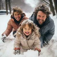 glimlachen familie spelen samen in besneeuwd achtertuin foto