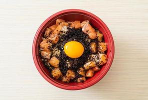 japanse rijst met verse zalm rauw, tobiko en ei - zalmdon foto