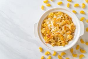 amerikaanse mac en kaas, macaroni pasta in kaassaus foto