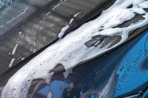 close-up grijze auto met wasschuim foto