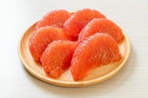 vers rood pompelmoesfruit of grapefruit op plaat
