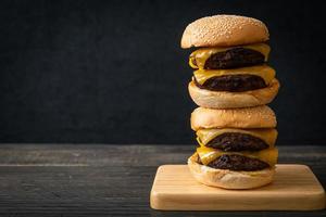 hamburger of runderburgers met kaas - ongezonde voedingsstijl foto