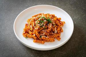 spiraal- of spirali-pasta met tomatensaus en worst - Italiaanse eetstijl food