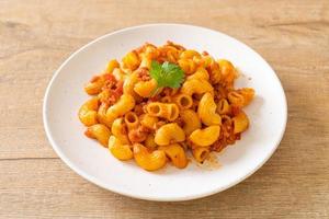 macaroni met tomatensaus en varkensgehakt, american chop suey en american goulash foto