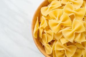 droge ongekookte farfalle pasta in kom