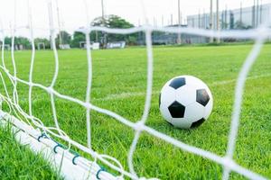 voetbal op het balveld foto