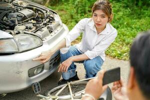 detailopname verzekering bedrijf officieren zijn gebruik makend van mobiel telefoons naar nemen foto's net zo bewijs voor klant verzekering auto claims uit deur achtergrond. foto