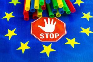 Europa verbiedt rietjes en plastic servies vanwege microplastics