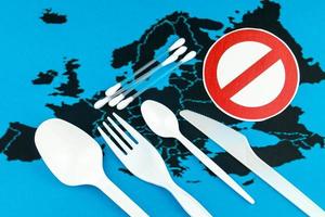 Europa verbiedt rietjes en plastic servies vanwege microplastics