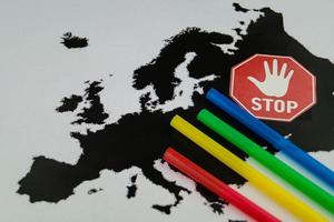 Europa verbiedt rietjes en plastic servies vanwege microplastics foto