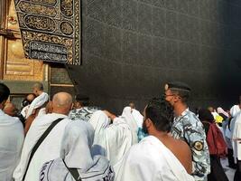 mekka, saudi Arabië, aug 2023 - pelgrims van allemaal over- de wereld verzamelen in de buurt de deur van de kaaba in masjid al haram. foto