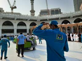 mekka, saudi Arabië, aug 2023 - de schoonmaak personeel is bezig schoonmaak de binnenplaats van masjid al haram in mekka.. foto