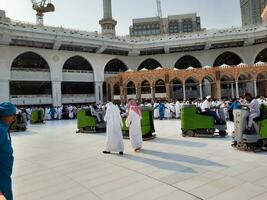 mekka, saudi Arabië, aug 2023 - de schoonmaak personeel is bezig schoonmaak de binnenplaats van masjid al haram in mekka.. foto