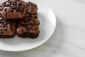 donkere chocolade brownies met chocoladeschilfers erop