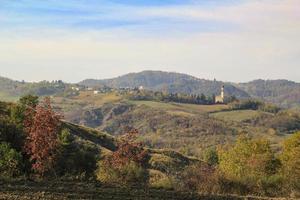 wijngaarden en landschap van het achterland van piemonte, italië foto