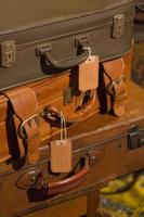 stapel vintage leren koffers foto