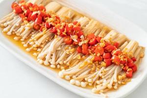 zelfgemaakte gestoomde gouden naaldpaddestoel of enokitake met sojasaus, chili en knoflook