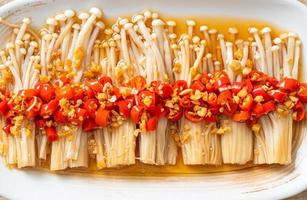 zelfgemaakte gestoomde gouden naaldpaddestoel of enokitake met sojasaus, chili en knoflook
