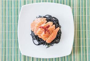 pittige zwarte spaghetti met zalm - fusion food style