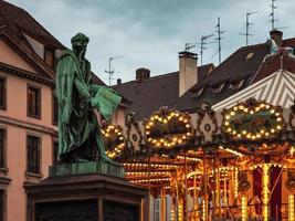 gloeiende lichten van een klassieke Franse carrousel in Straatsburg, Frankrijk foto