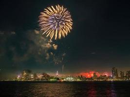 vuurwerkviering van 4 juli met de beroemde skyline van Manhattan foto