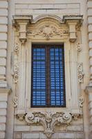 italië, lecce, stad met barokke architectuur en kerken en archeologische overblijfselen. oud barok raam foto