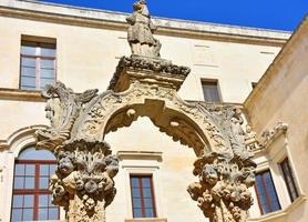 italië, lecce, stad met barokke architectuur en kerken en archeologische overblijfselen. details van een klooster foto