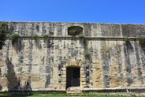 italië, lecce, stad met barokke architectuur en kerken en archeologische overblijfselen. muren van het kasteel foto