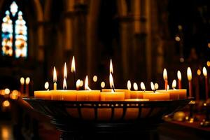kaarsen in een kerk met kaarsen lit in de achtergrond. ai-gegenereerd foto