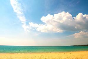 mooi zomers strand en blauwe lucht foto