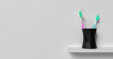 tandenborstels op plank foto