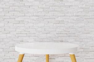witte tafel met bakstenen muur