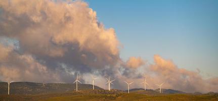 windmolens met bewolkte lucht foto
