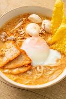 rijstvermicelli noedels met gehaktbal, geroosterd varkensvlees en ei in pittige soep foto