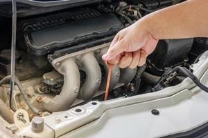 het controleren van het oliepeil in een automotor, selectieve focus foto