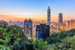 de skyline van de stad van taiwan bij zonsondergang vanuit het zicht op de stad van taipe foto