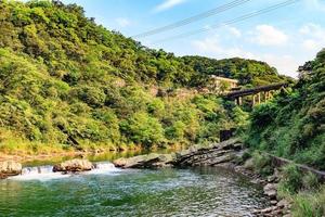 houtong kattendorp en brug over de keelung rivier, taiwan foto