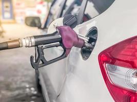 brandstofmondstuk om brandstof in de auto bij het benzinestation toe te voegen. foto