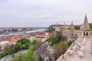 boedapest met de rivier de Donau vanaf het vissersbastion foto