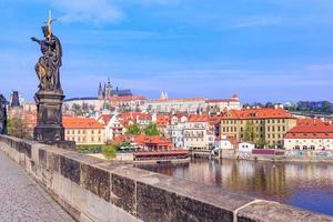 kleurrijke oude stad en praagse burcht met rivier vltava, tsjechische republiek foto