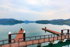 haven met boten in de ochtendtijd bij het meer van de zonmaan, taiwan foto