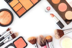 een verzameling borstel-, make-up- en cosmetische schoonheidsproducten foto