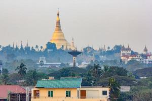 yangon, myanmar stadshorizon met shwedagon-pagode. foto