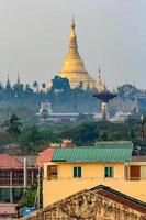 yangon, myanmar stadshorizon met shwedagon-pagode. foto